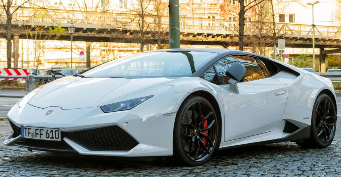 Papež prodal své Lamborghini. Kupec ho v aukci získal za 18 milionů