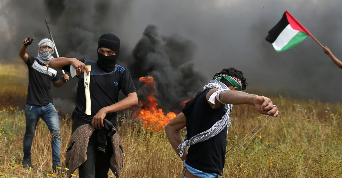 OSN, Egypt či Turecko odsoudily Izrael za smrt desítek Palestinců. Bílý dům viní Hamás