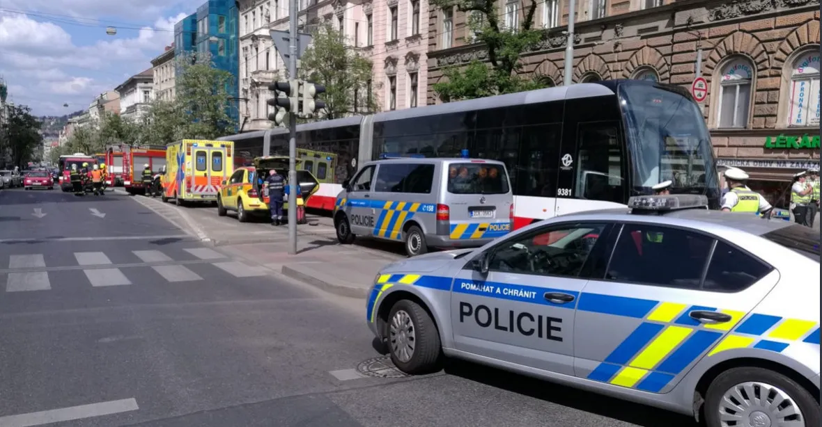 Tramvaj v centru Prahy srazila dva chodce, zraněním podlehli