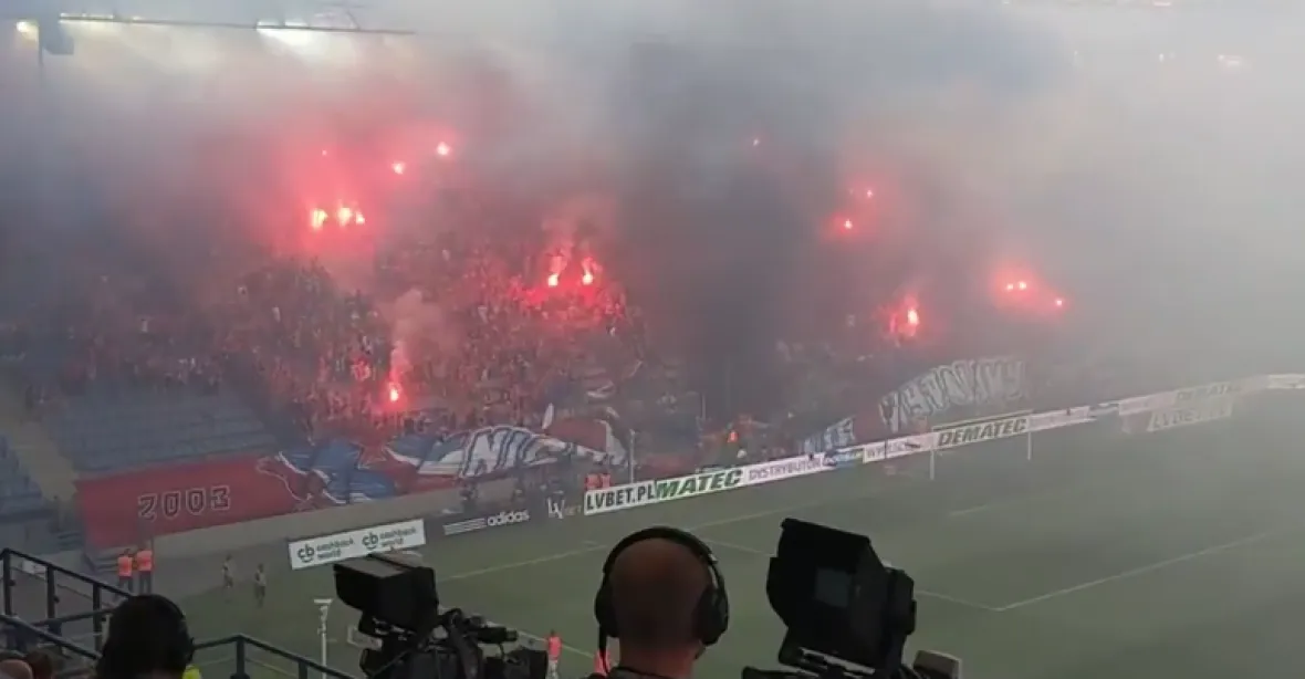 Polští fotbaloví fanoušci omylem podpálili transparent s textem „Nikdy neshoříme“