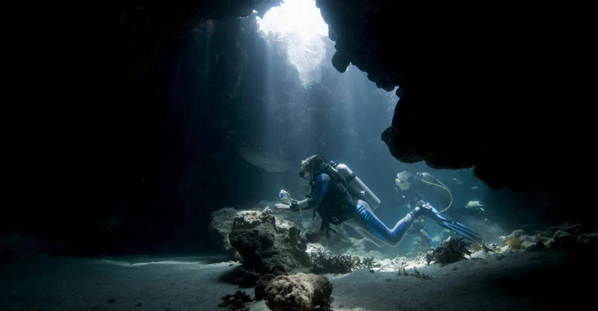 Při jeskynním potápění ve Francii zahynul český turista, další je v kritickém stavu