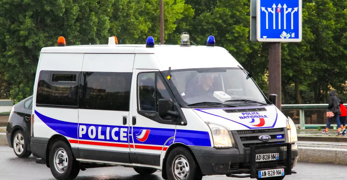 Francouzi zatkli muže, který měl u sebe díly k výrobě bomby. Tvrdí, že je Čečenec
