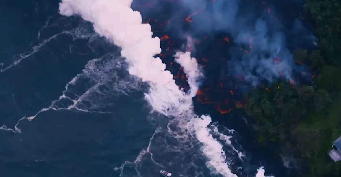 VIDEO: Láva z vulkánu na Havaji už pronikla do oceánu. Tvoří toxické výpary