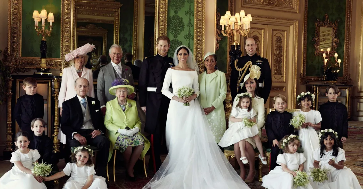 FOTOGALERIE: Královská rodina zveřejnila oficiální svatební fotografie