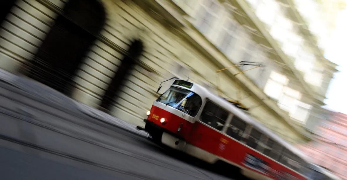 V Bělohorské v Praze 6 srazila a zabila tramvaj ženu. Cestující vozily autobusy