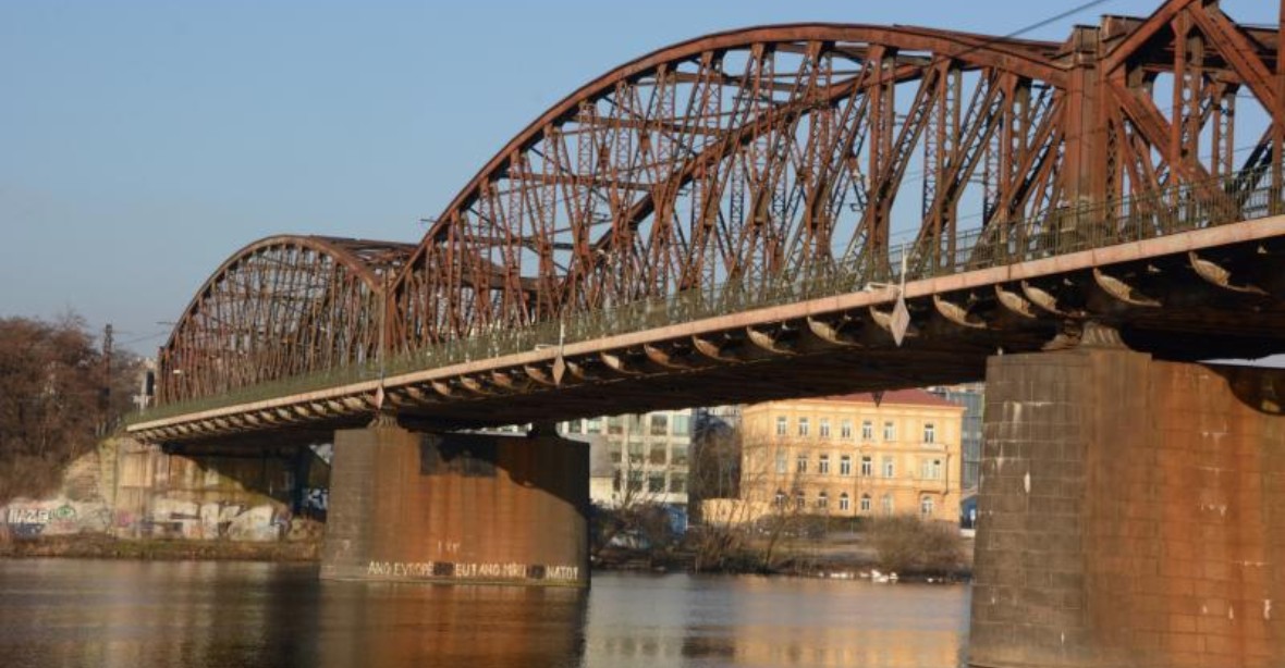 Další most na odstřel. SŽDC tvrdí, že železniční most pod Vyšehradem je neopravitelný