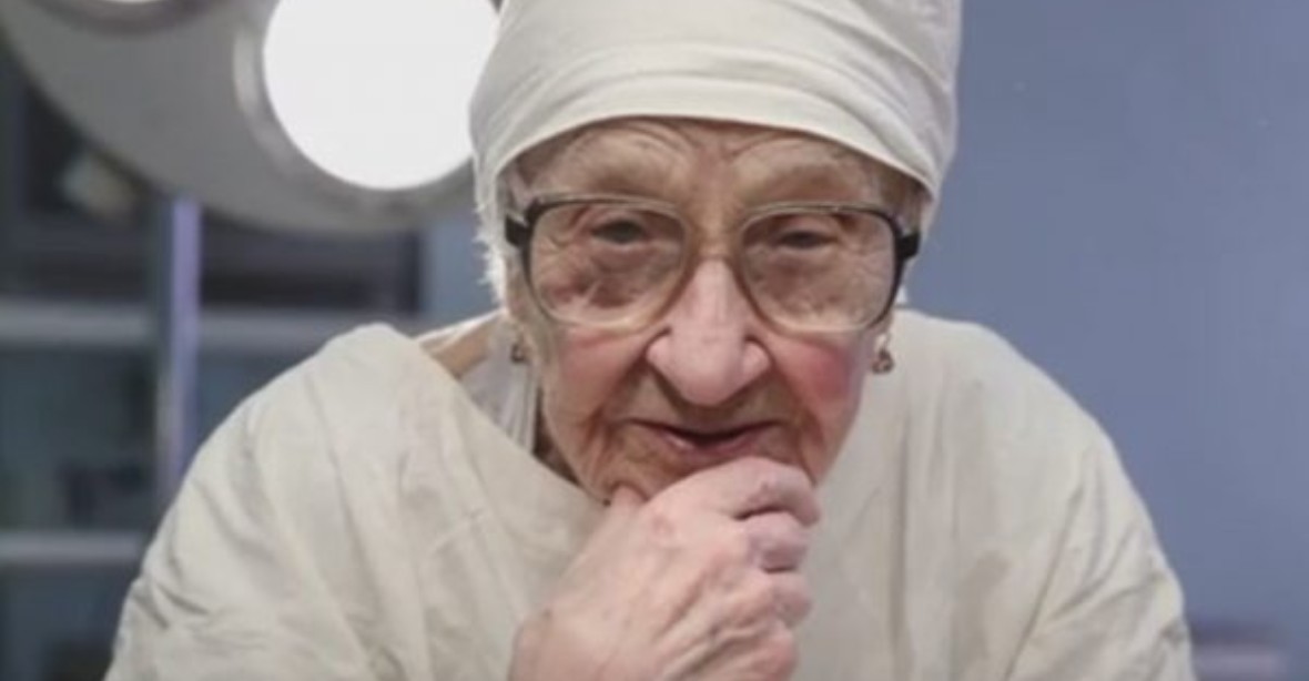 Nejstarší doktorka na světě. Je jí 91 a denně operuje