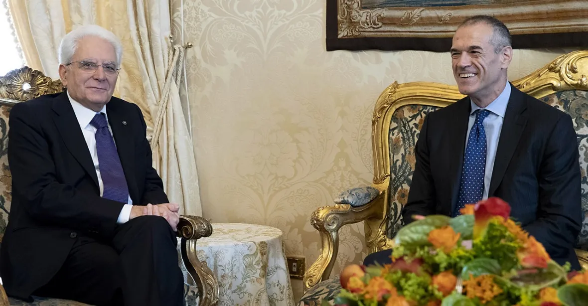 Italský prezident pověřil sestavením vlády ekonoma Cottarelliho