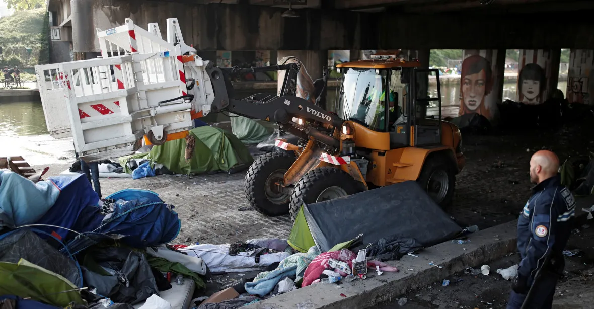 Policisté v  Paříži vyklízejí největší provizorní tábor migrantů