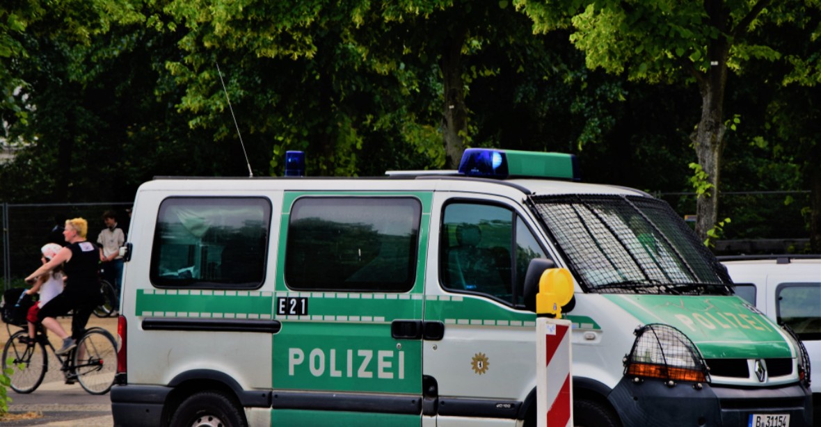 Muž v německém vlaku útočil nožem, policie ho zastřelila