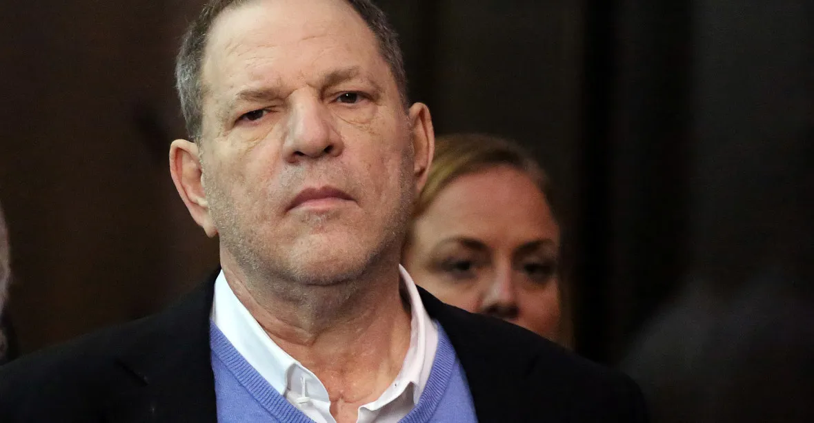 Producentu Weinsteinovi hrozí za znásilňování hereček až 25 let
