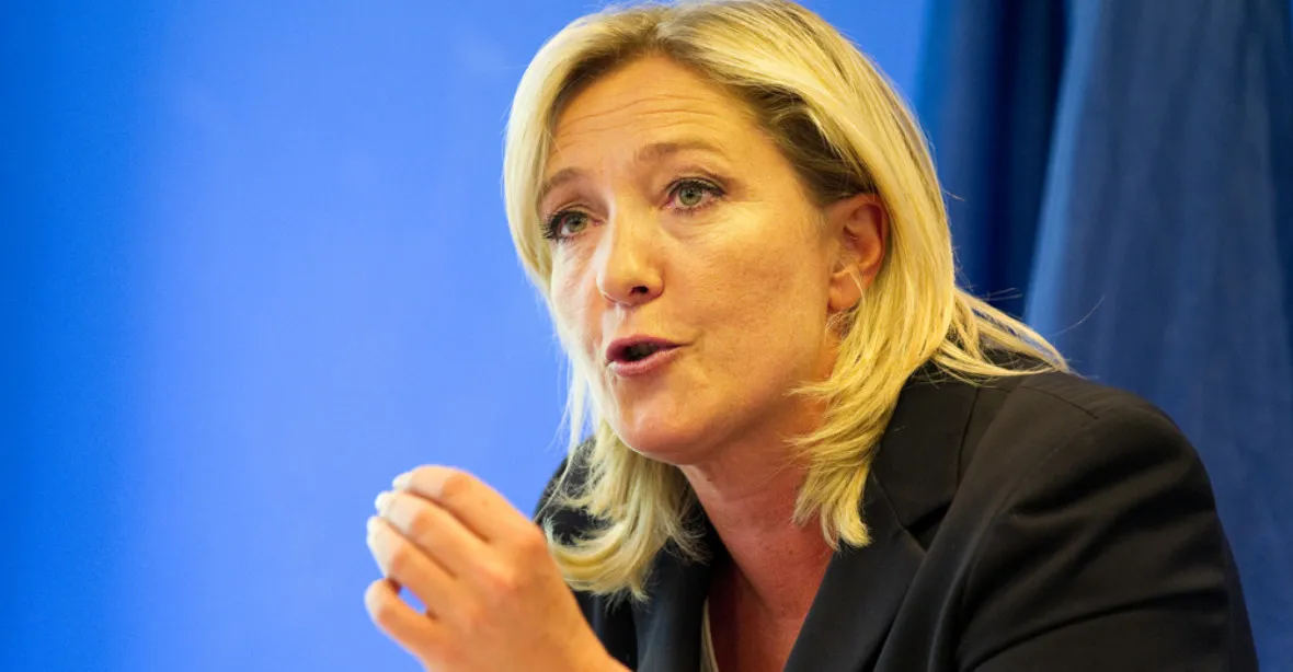 Národní fronta Le Penové mění název. „Zrada,“ reagoval její otec a bývalý šéf strany