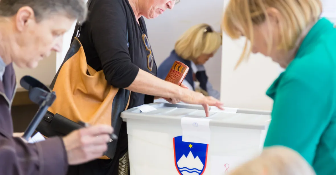 Slovinci volí parlament. Favoritem je protiimigrační strana expremiéra Janši