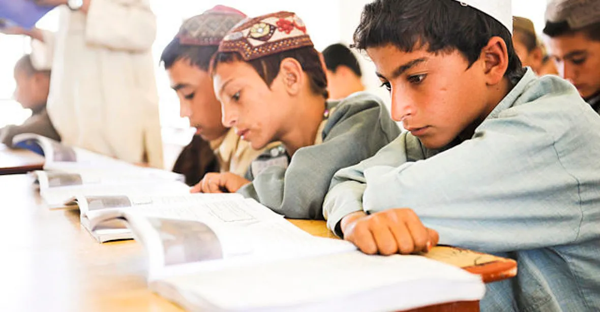 Polovina afghánských dětí nechodí do školy, kvůli chudobě i předčasným sňatkům
