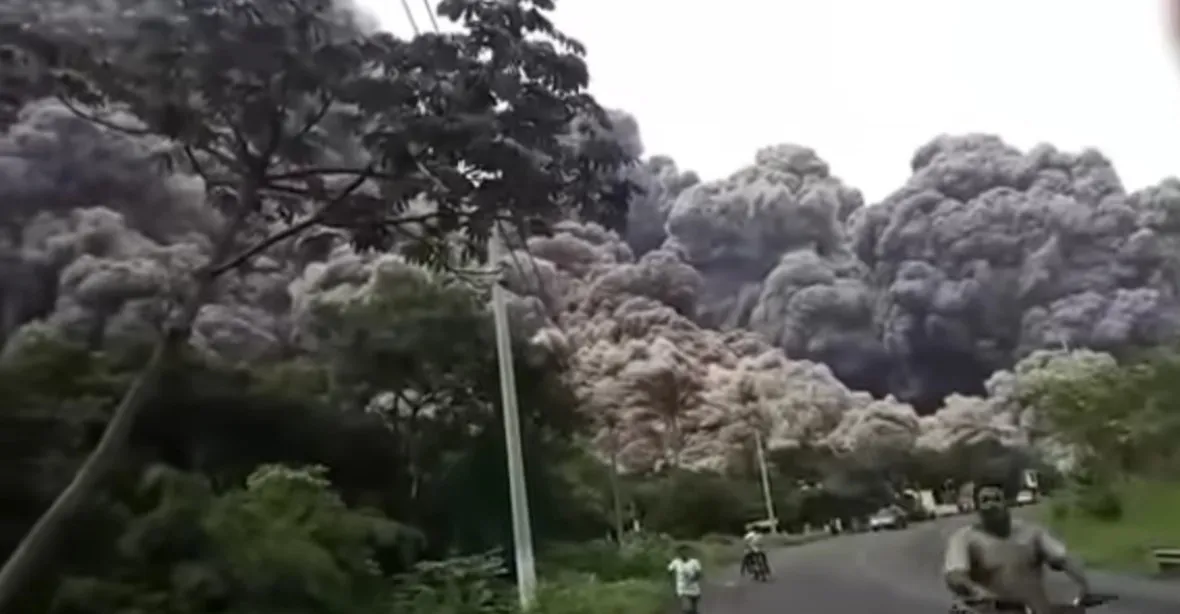 VIDEO: Sopka v Guatemale má už 99 obětí. Dalších 200 lidí se pohřešuje