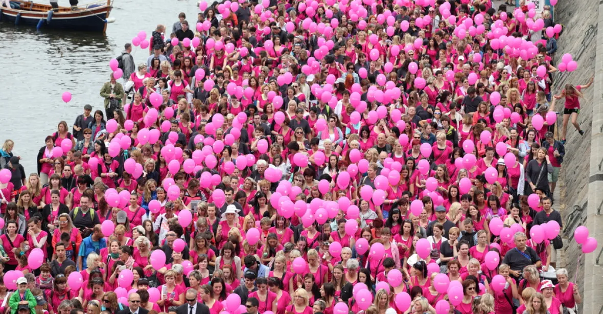 Tisíce lidí v růžovém se zúčastnily pochodu proti rakovině prsu