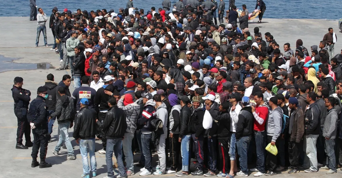 Itálie uzavřela přístavy lodi se zachráněnými migranty