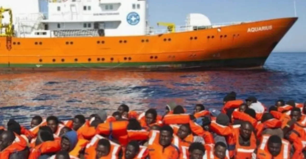 Loď s 629 migranty cestu do Španělska nezvládne, přepraví je italské lodě