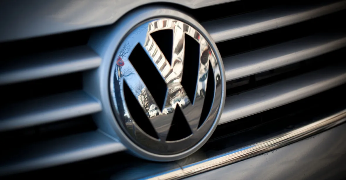 Volkswagen v Německu zaplatí miliardu eur za emisní skandál. Pokutu přijal