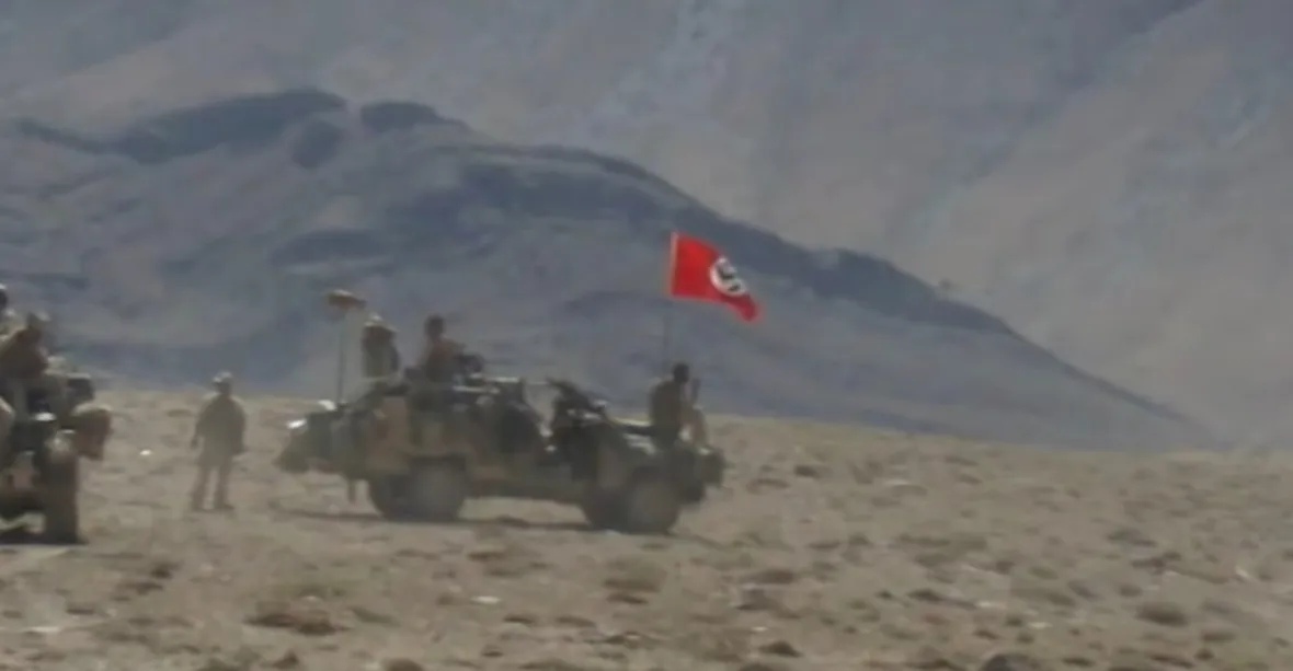 Skandál v Austrálii: Vojáci měli v Afghánistánu na voze nacistickou vlajku