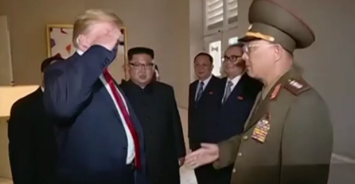 Trump salutoval severokorejskému generálovi. Schytal za to kritiku
