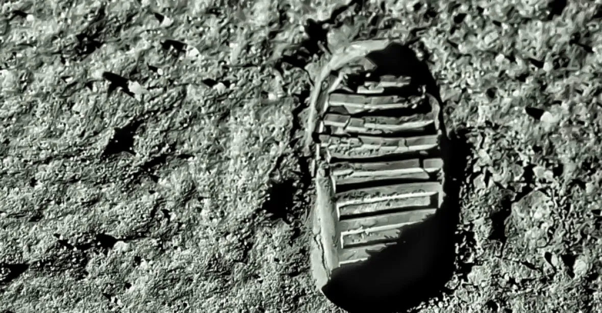 Američanka zažalovala NASA kvůli měsíčnímu prachu od Armstronga