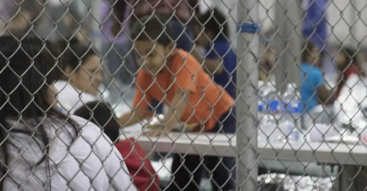 VIDEO: „Máme tu orchestr,“ vysmívá se plačícím dětem imigrantů celník