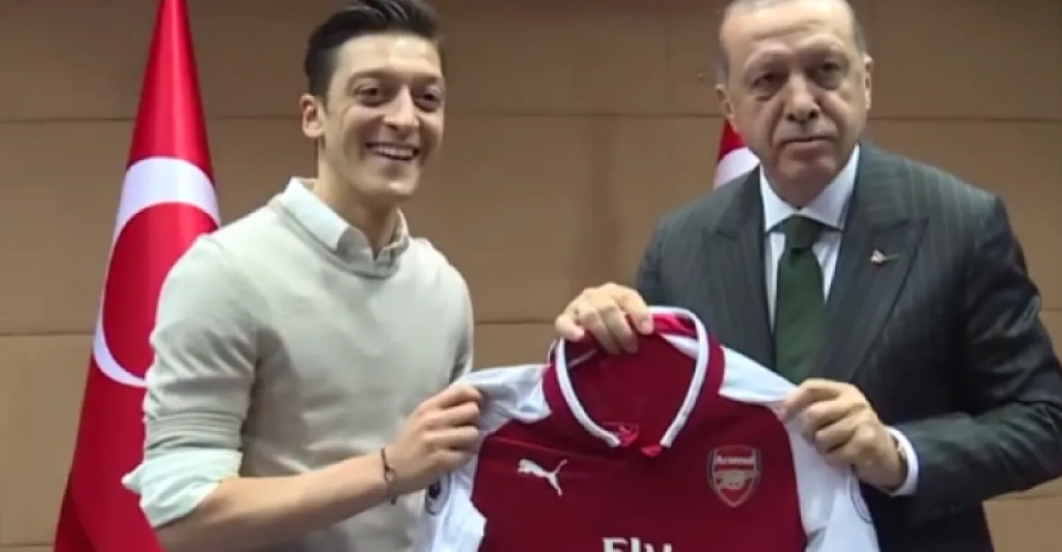 Stáhněte Özila a Gündogana ze šampionátu, žádá německá AfD po trenérovi