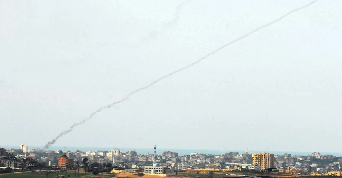 Izraelská letadla udeřila v Pásmu Gazy v odvetě za rakety. Hamás jich vypálil přes 30