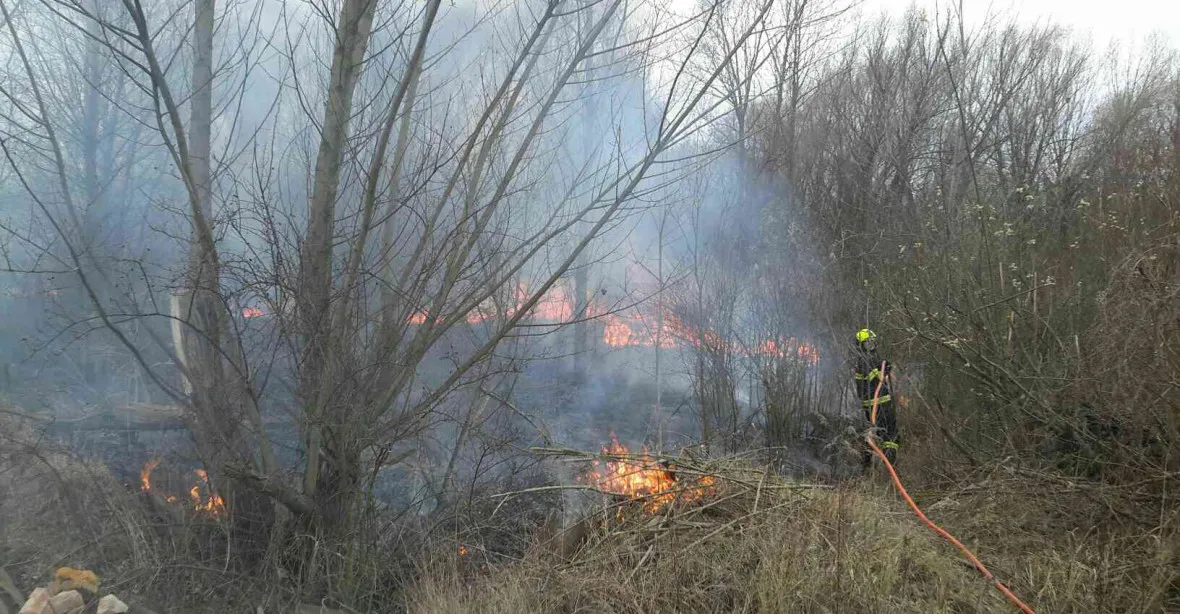 U Bzence hořel les, hasiči vyhlásili nejvyšší stupeň poplachu. Oheň zastavil i vlaky