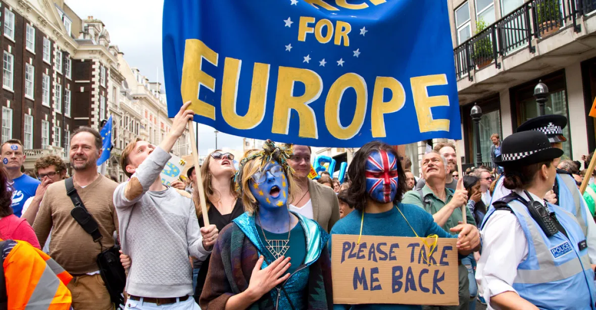 Demonstranti v Londýně žádali nové referendum o brexitu