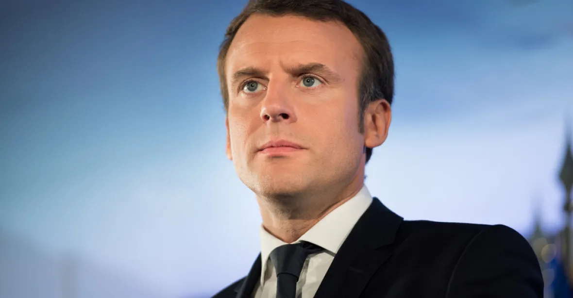 Macron: Odmítání migrantů zaplatíte. Chce pro ně v Evropě uzavřená střediska