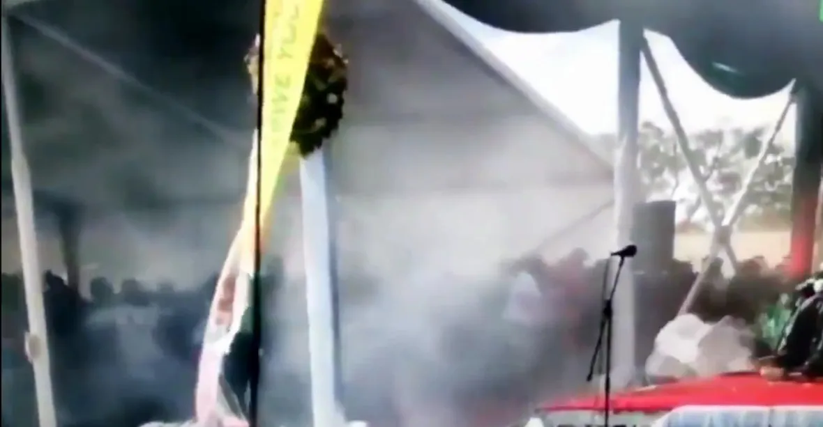 VIDEO: Exploze na mítinku zranila oba viceprezidenty