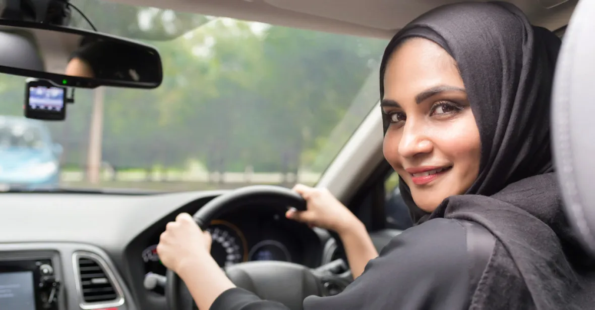 V Saúdské Arábii ženy poprvé legálně usednou za volant