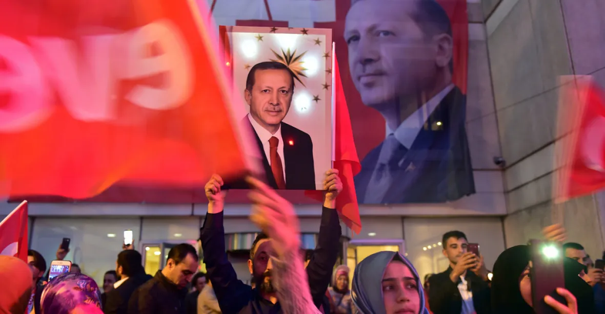 Erdogan uspěl i v Německu a Rakousku. Volila ho zde většina Turků