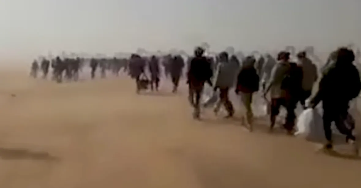 Alžírsko poslalo 13 000 migrantů bez jídla na Saharu. V poušti jich řada zmizela