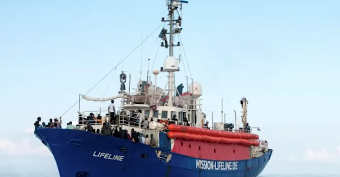 Loď Lifeline zřejmě přijme Malta, Paříž jí s migranty pomůže