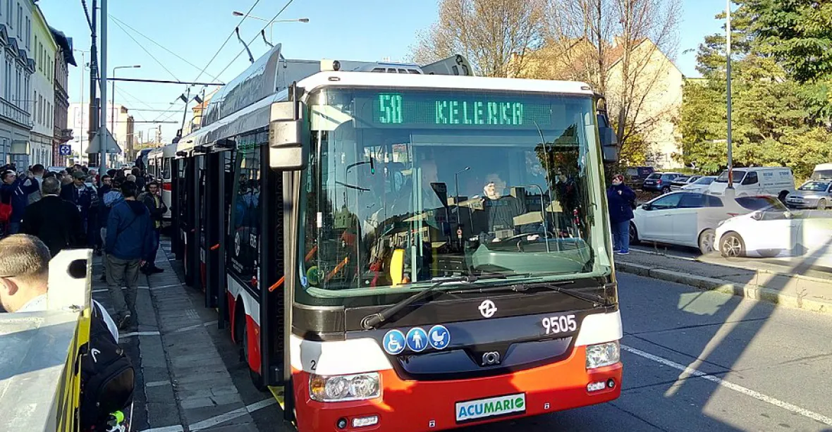 Do Prahy se po 46 letech vrací trolejbusy. Ostrý provoz začíná