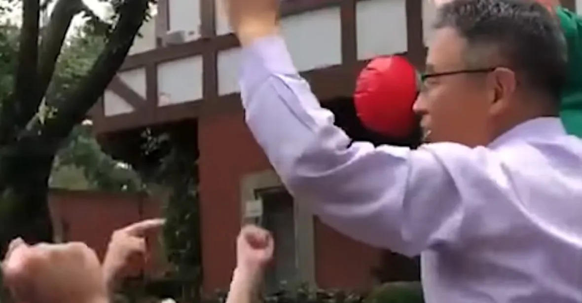 VIDEO: Fotbalová oslava. Mexičtí fanoušci nosili na ramenou korejského velvyslance