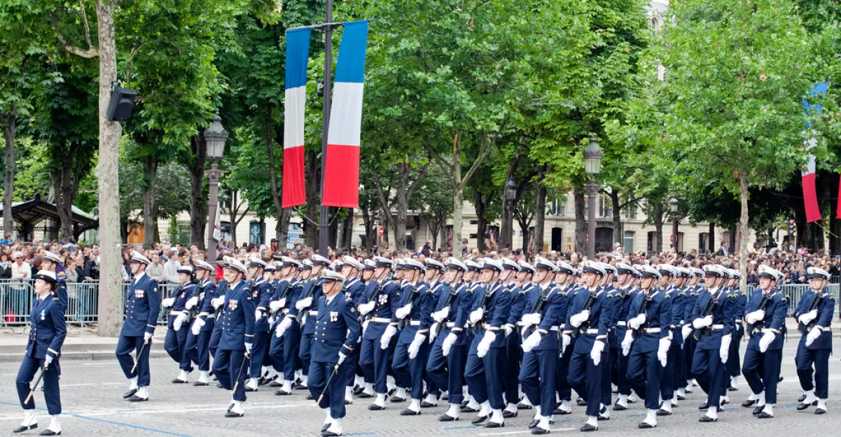 Francie obnoví povinnou vojenskou službu. Narukují chlapci i dívky od 16 let