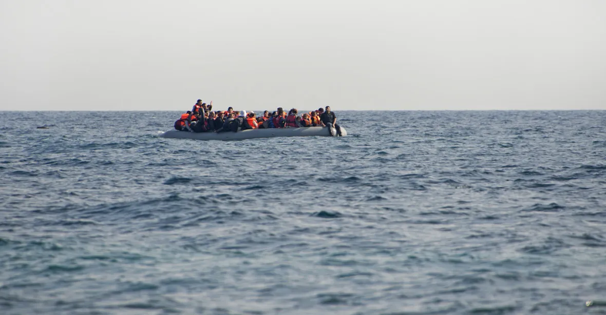 U břehu Libye se potopila loď s migranty, pohřešuje se asi 100 lidí