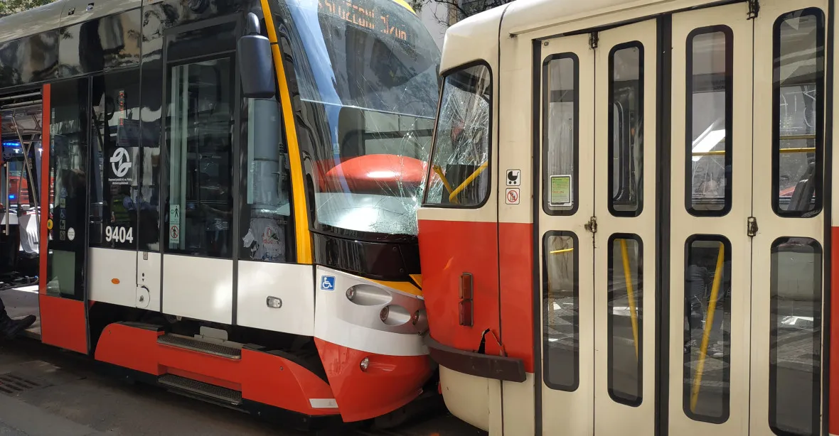 V centru Prahy se srazily tramvaje, při nehodě se zranilo 23 lidí