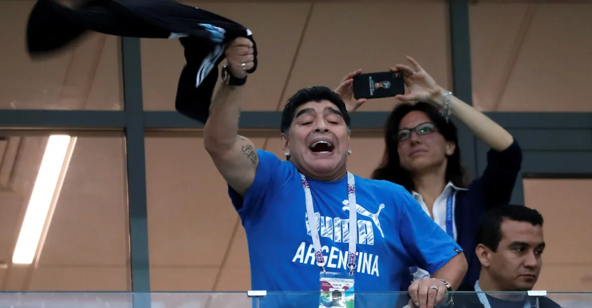 FOTO: „Boží ruka“ Maradona opět v ráži. Svými gesty baví fanoušky v Rusku