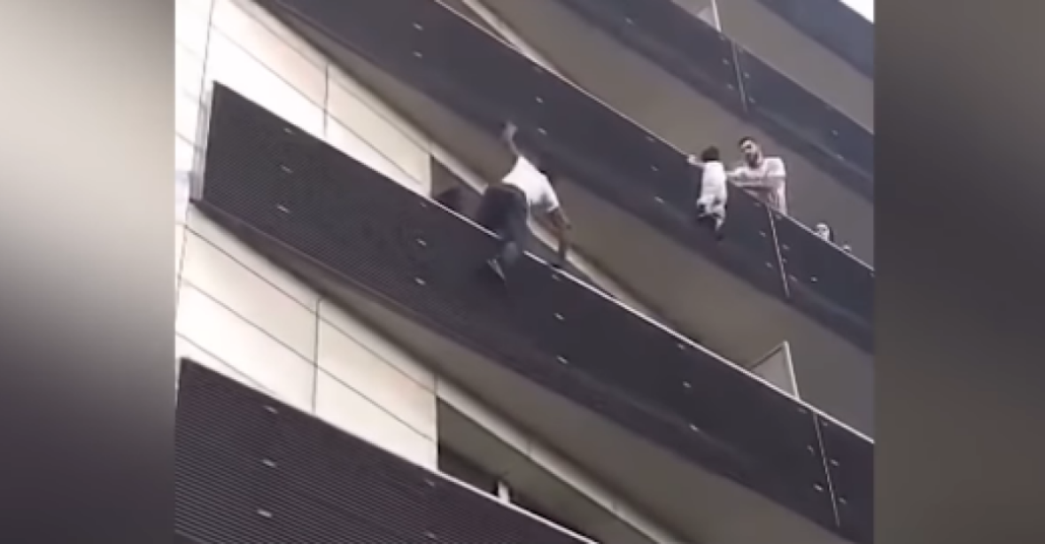 Pařížský hrdina z Mali, který zachránil dítě visící z balkónu, začal pracovat u hasičů