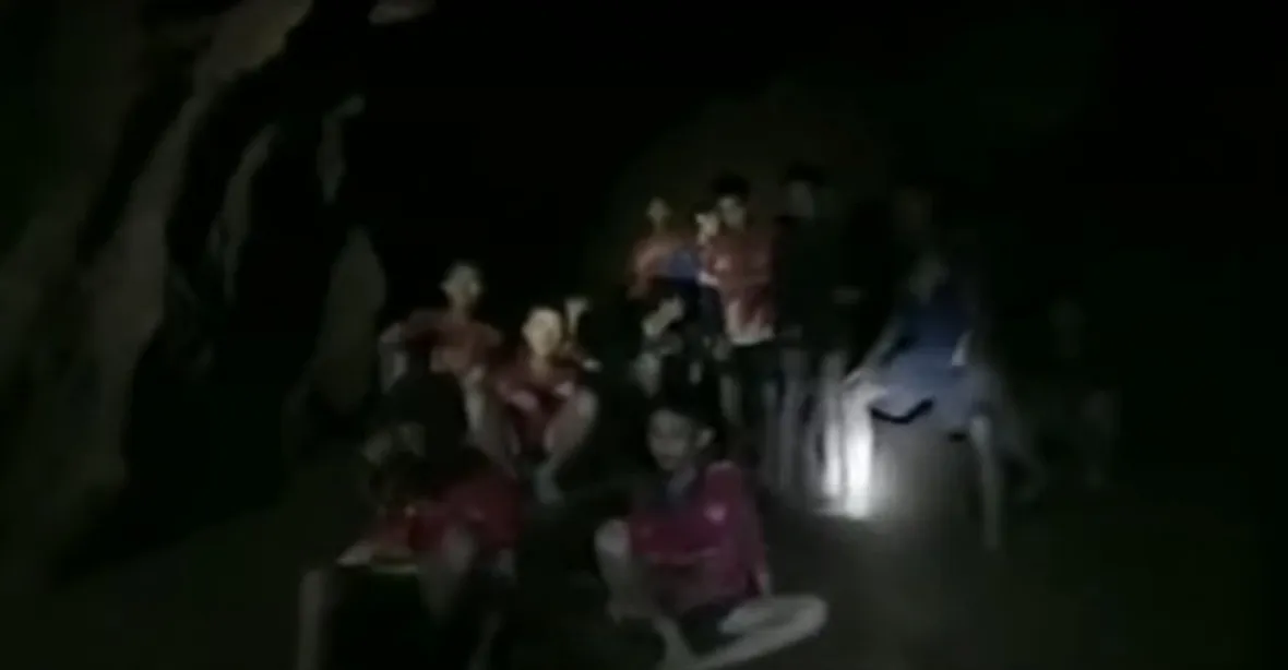 Děti zůstanou uvězněné v jeskyni ještě měsíce, čeká je výcvik potápění