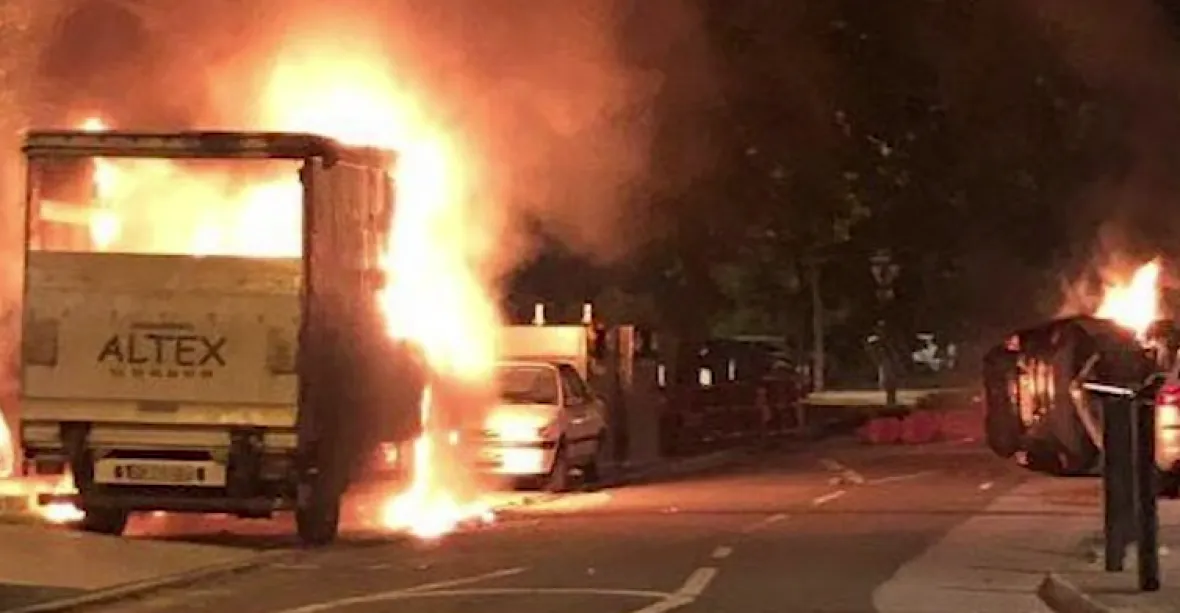 Hořící auta, rozbité výlohy. Policie v Nantes zastřelila zloděje a vypukly nepokoje