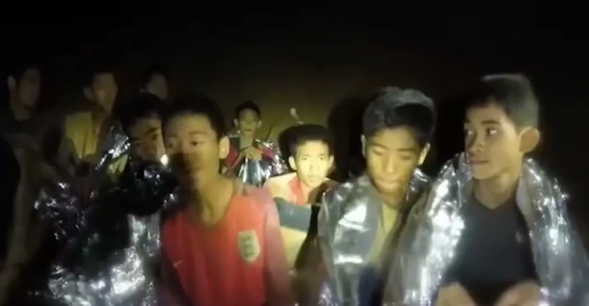 VIDEO: Fotbalistům v jeskyni se daří dobře. Jejich záchrana ale může trvat měsíce
