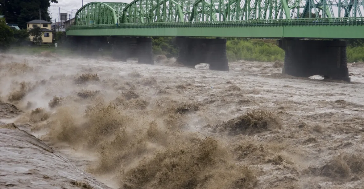 Více než 400 tisíc Japonců bylo evakuováno kvůli dešti a záplavám. Čtyři lidé zahynuli