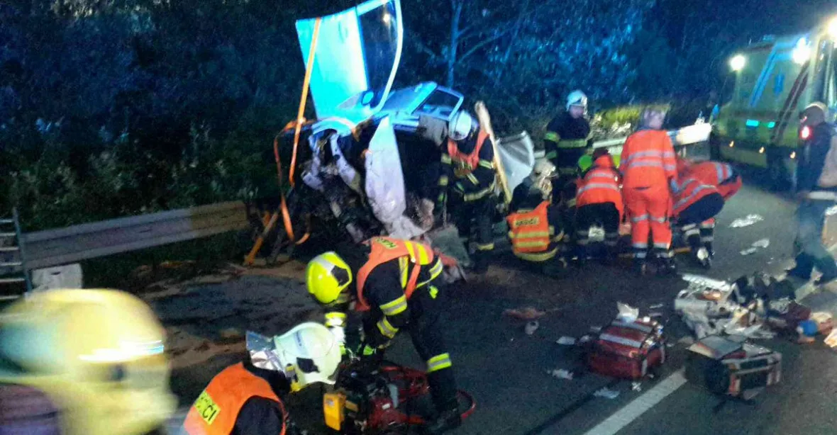 Řidič zřejmě usnul: zemřela žena, 9 zraněných. Hlavní tah na Vídeň byl uzavřen