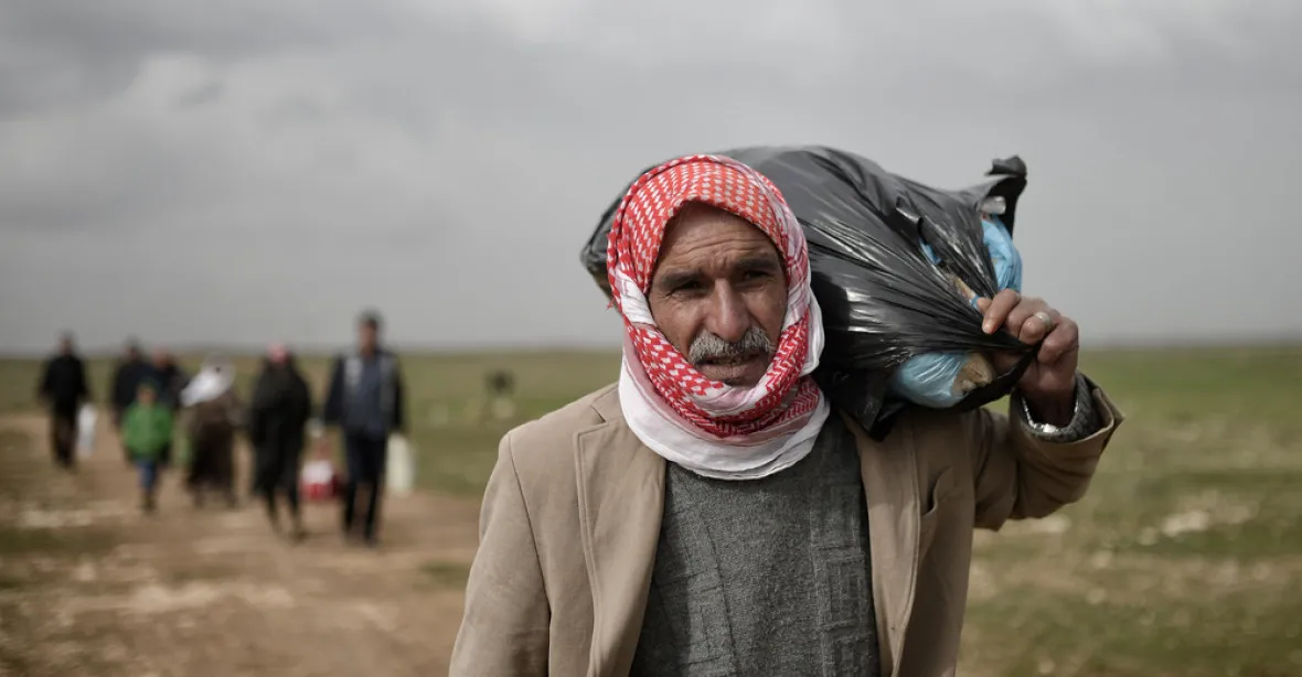 Desetitisíce Syřanů se vrací od jordánské hranice zpátky domů